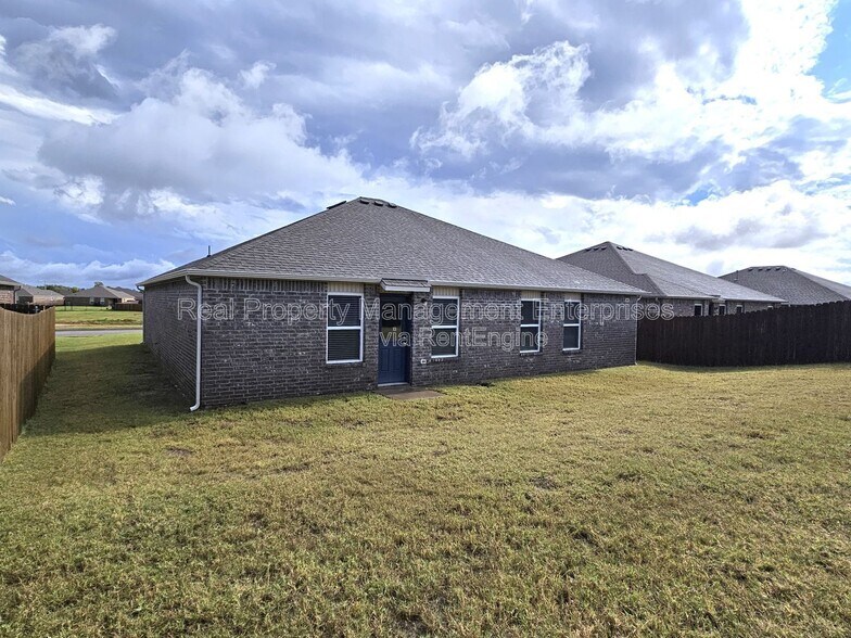 Building Photo - 319 Waterside Dr