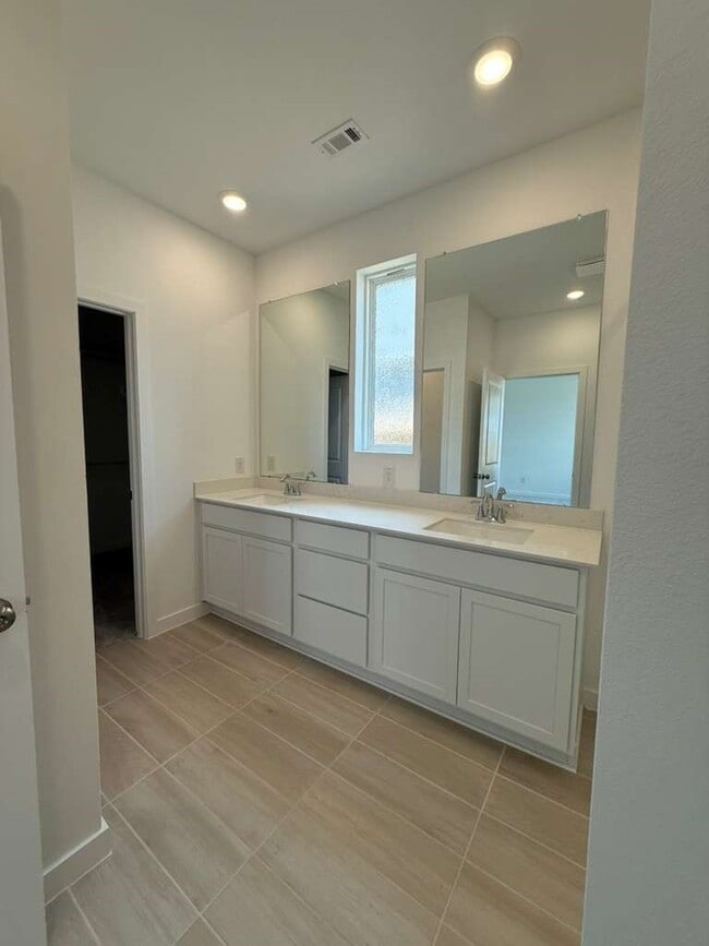 Building Photo - 27326 Sweetwater Bay Dr