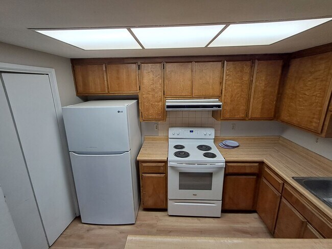 Building Photo - Roseville 2 Bedroom Duplex, New Carpet, Central Heat and Air, Large Fenced Yard