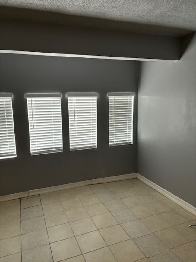 Building Photo - Clean 1 Bedroom / 1 Bathroom Condo in Cali...