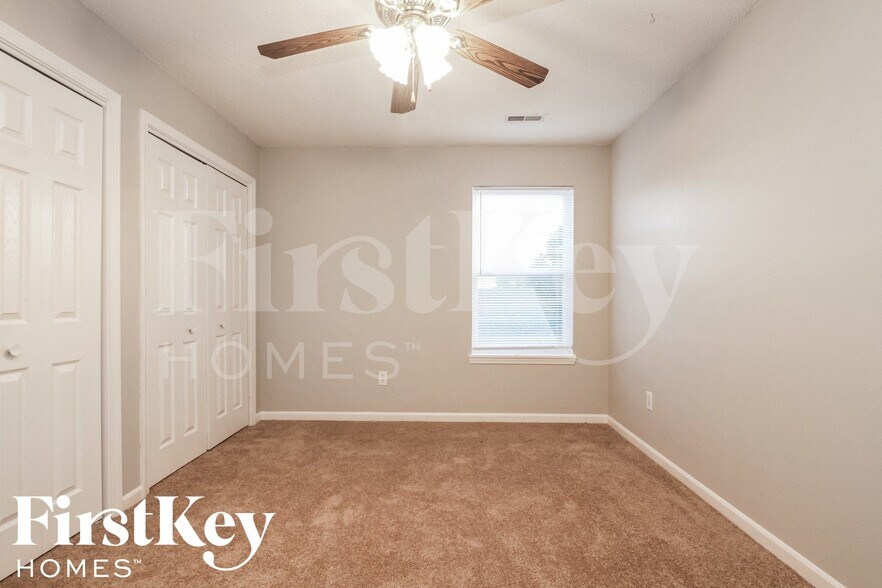 Building Photo - 1403 Round Lake Rd