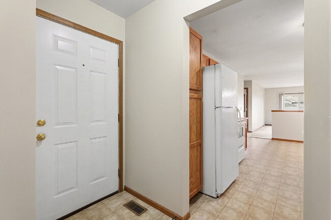 Building Photo - 2 bedroom Duplex - $1250/Month