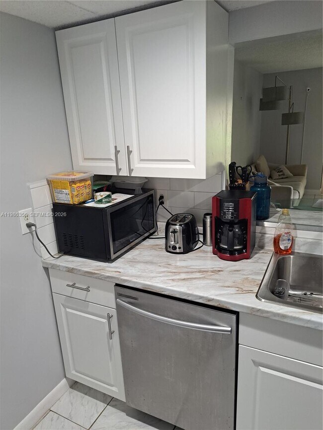 Building Photo - 9708 SW 138th Ave