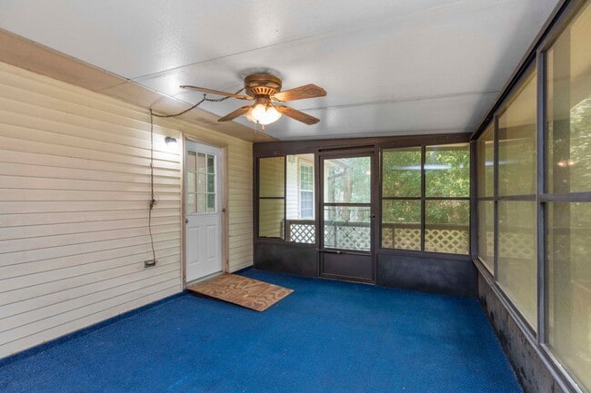 Building Photo - AVAILABLE IN OCTOBER! 2 beds 1 bath