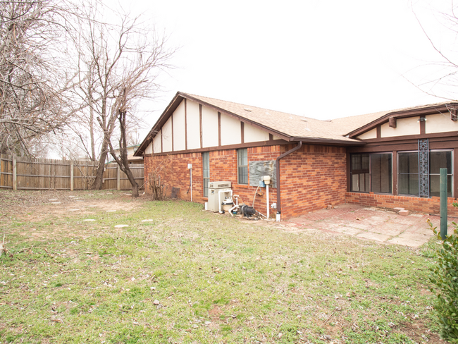 Building Photo - Spacious 3BD/2.5 BTH 2 Car Garage, Minutes from Tinker AFB