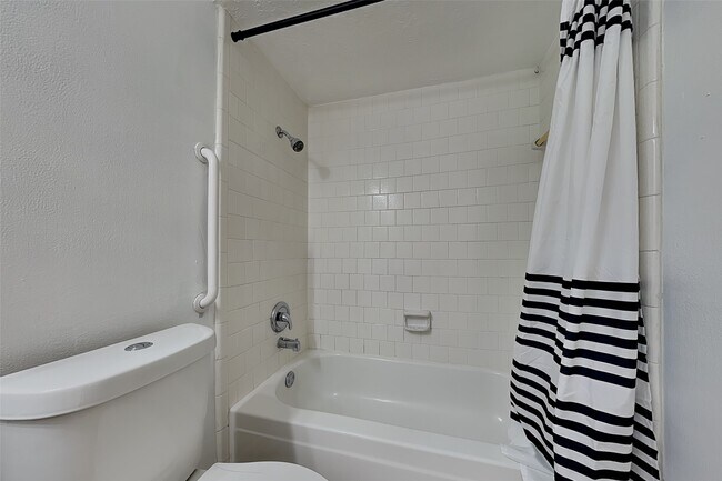 Building Photo - 8614 Lake Crystal Dr