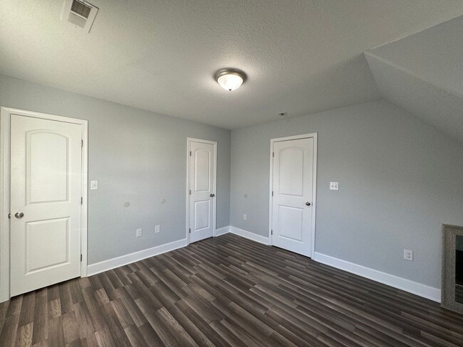 Building Photo - Welcome to this charming and spacious home!