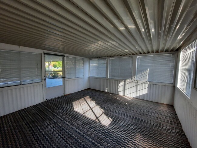 Building Photo - 2 Bedroom/2Bath Mobile home with Arizona Room and Fully Fenced Yard.