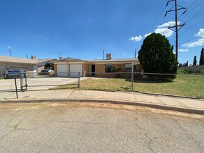 Building Photo - Northeast El Paso 3bed/2bath with Refrig A/C!
