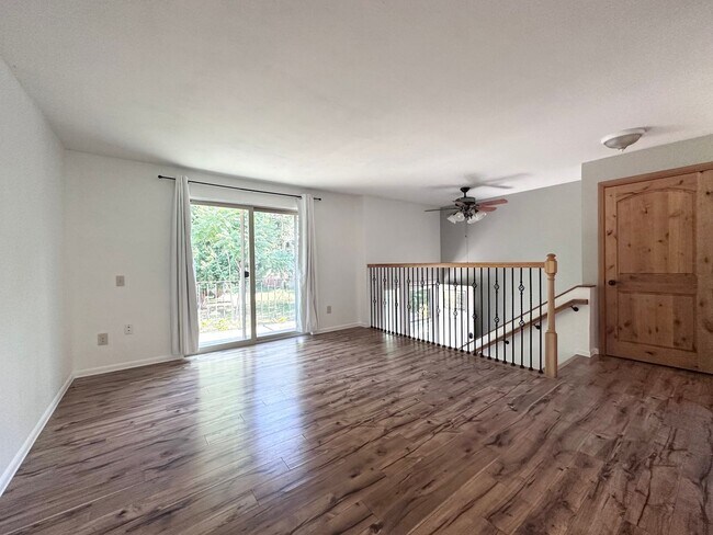 Building Photo - 2 Bed 1 Bath Duplex near Gresham Station!