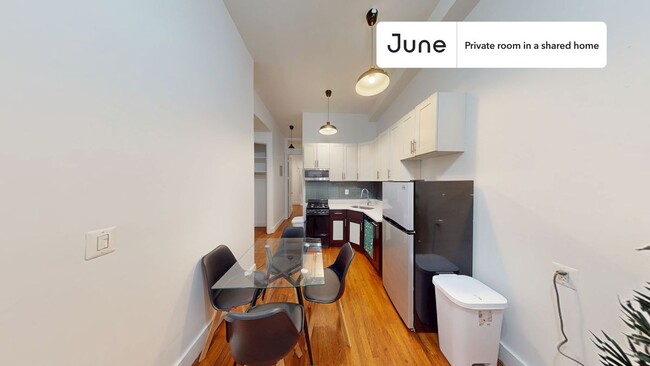 Building Photo - Private bedroom in 3 bed/1 bath Home