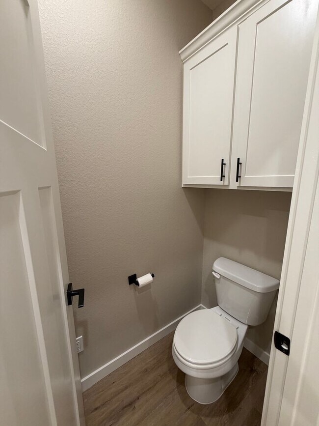 Building Photo - 3 Bed | 2 Bath House | Fridge will be add upon move in.