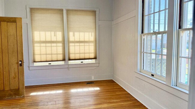 Building Photo - 130 E Malone St