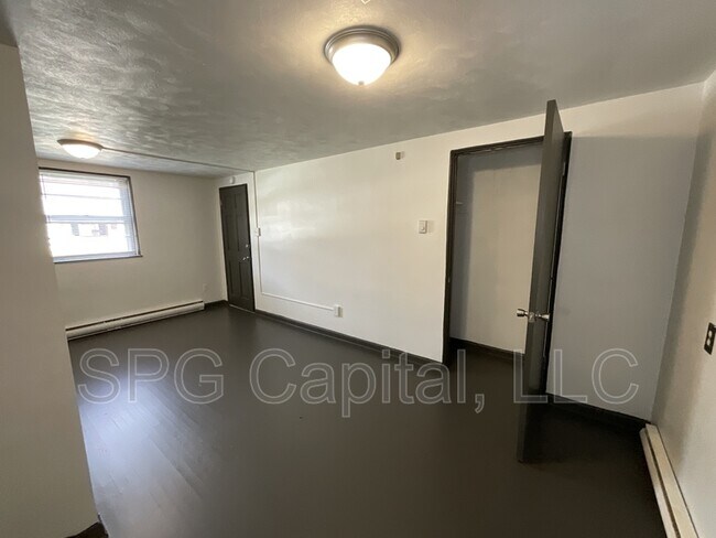 Building Photo - 615 Dallas St