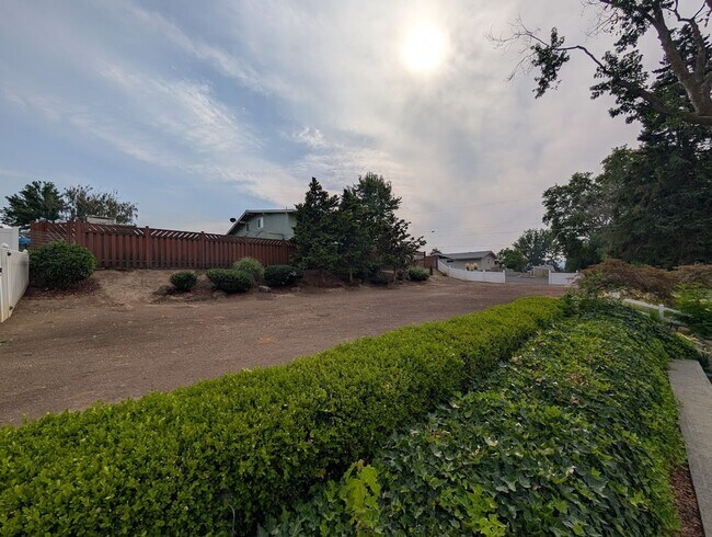 Building Photo - Huge Reno Addition House - Pet-Friendly!