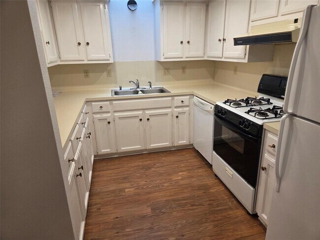 Building Photo - 8111 Baywood Dr