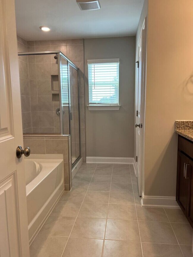 Building Photo - Available Now - Beautiful 4 Bedroom Home i...