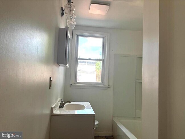 Building Photo - 17 Arbutus Ave