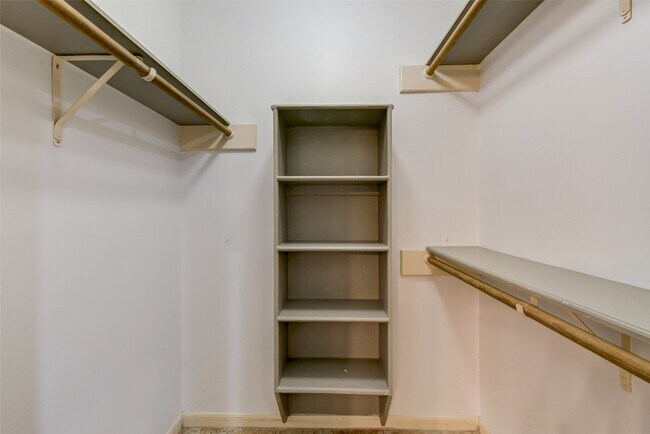 Building Photo - 18310 Lake Oaks Dr