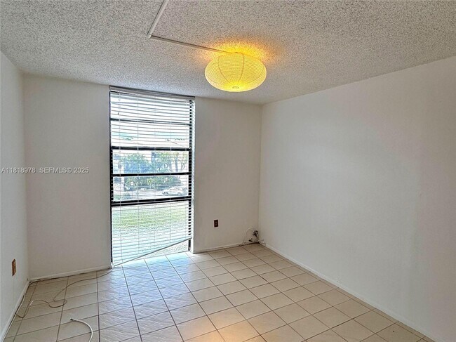 Building Photo - 2500 NE 135th St