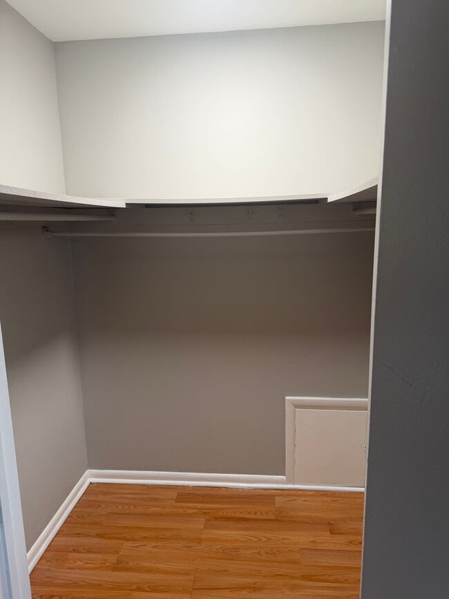 Building Photo - 1 Bedroom, 1 bathroom first floor apartmen...