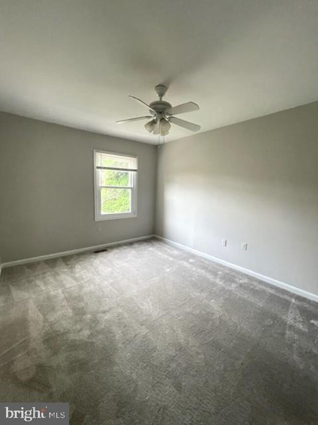 Building Photo - SPACIOUS TOWNHOUSE IN GAITHERSBURG
