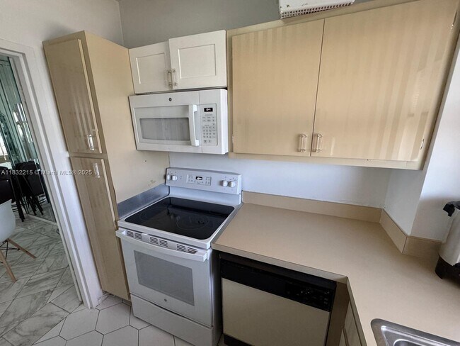 Building Photo - 4747 Collins Ave