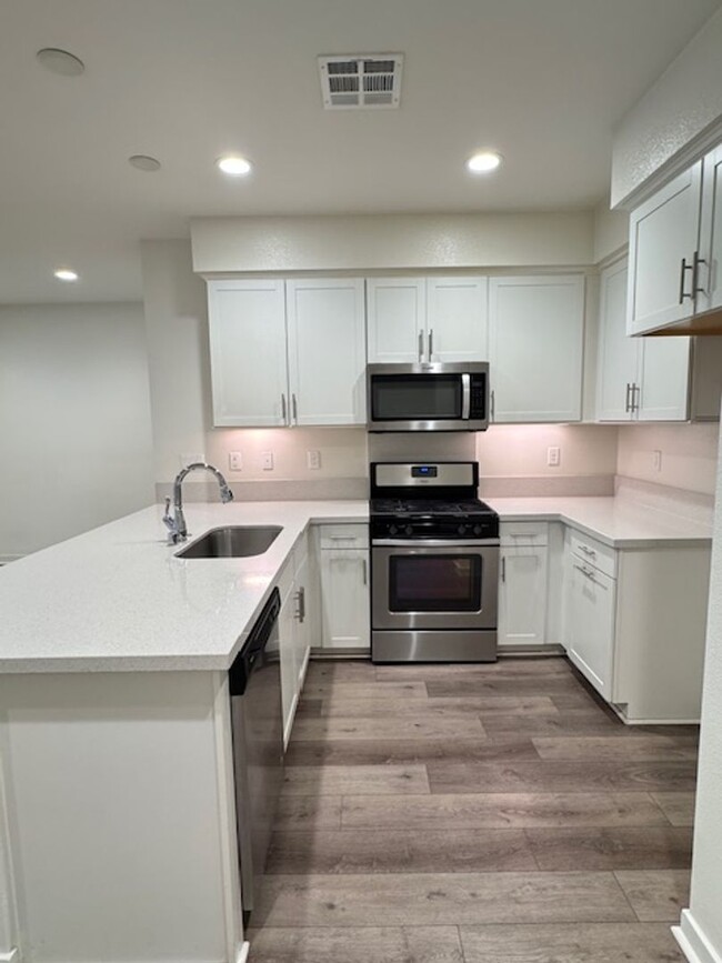 Building Photo - Newer 3 bedroom townhome in Simi Valley