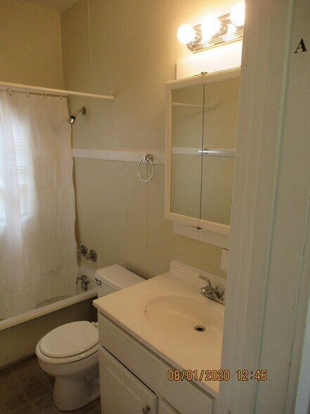 Building Photo - 719 E 7th St