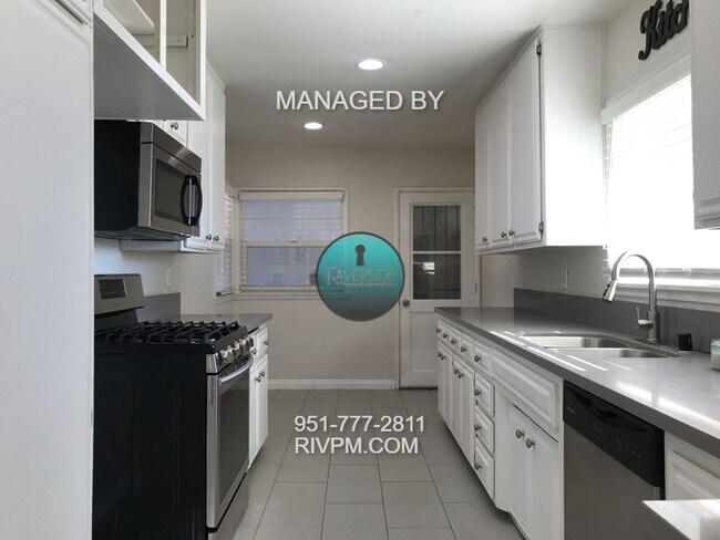 Building Photo - Tastefully remodeled home in a great Centr...