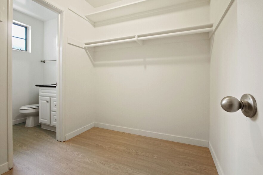 Building Photo - 10908 SM Blvd, prime Westwood, near transit