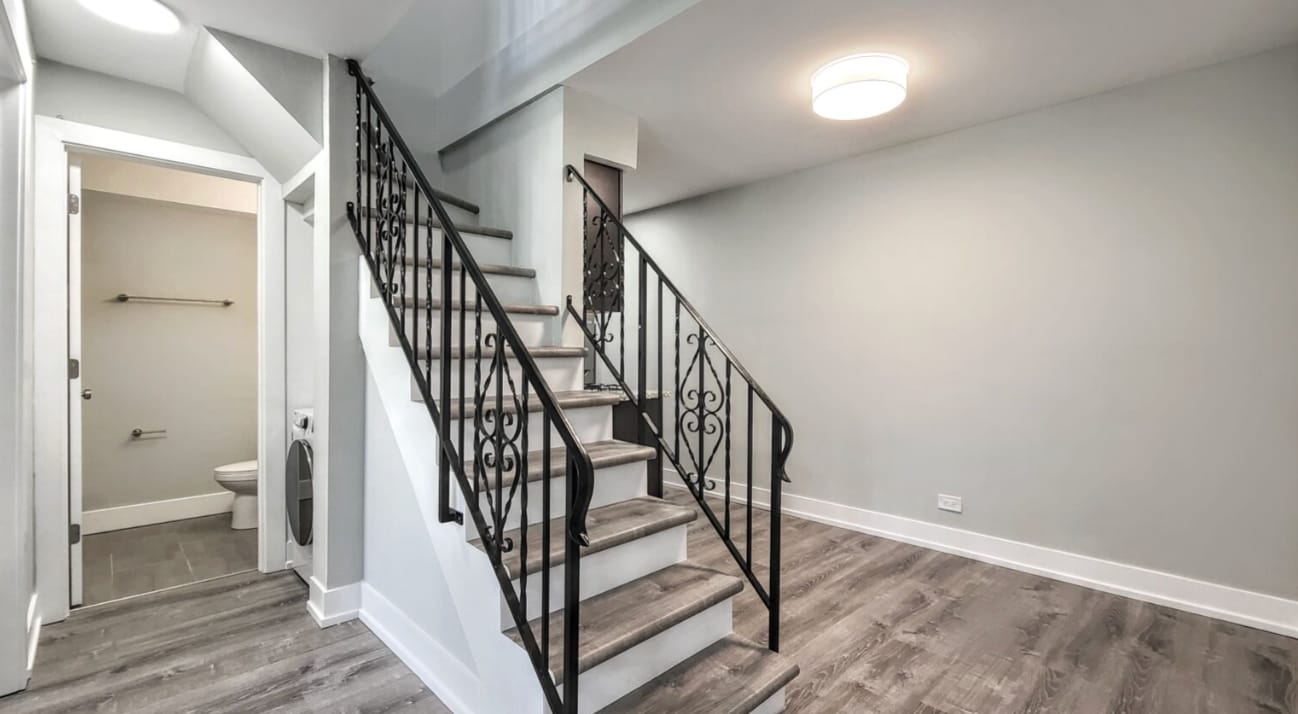 Building Photo - 456 W Barry Ave