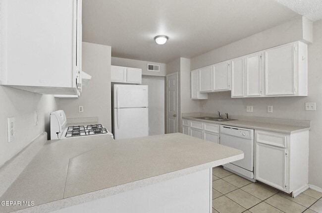 Building Photo - 2918 E Glen Dr