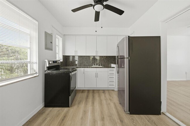 Building Photo - 3267 Franklin Ave