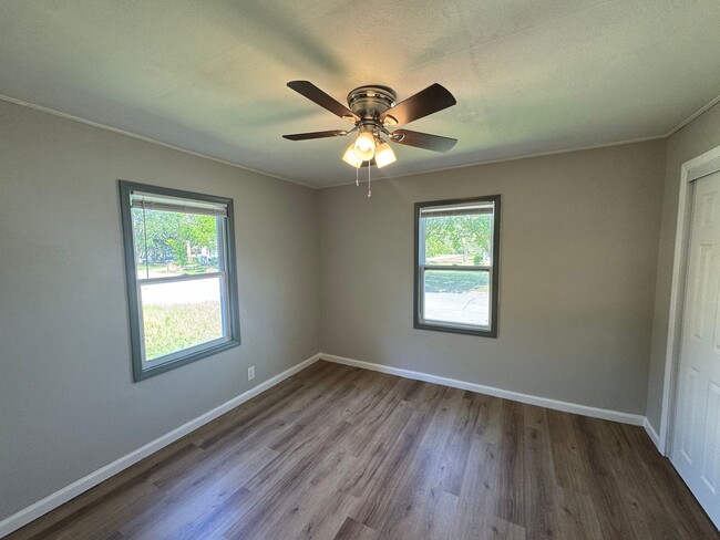 Building Photo - $895 - 3 bed 1 bath - Single Family Home