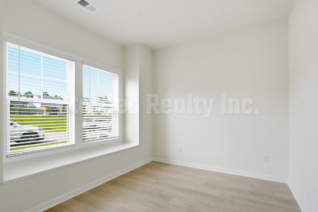 Building Photo - Community Pool - Trolley Run