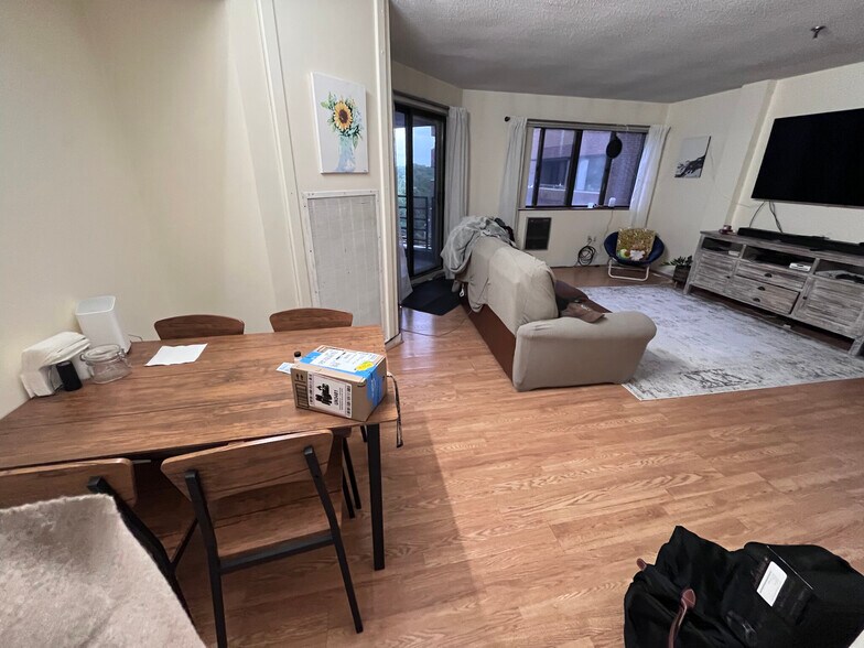 Building Photo - 153 Kelton St