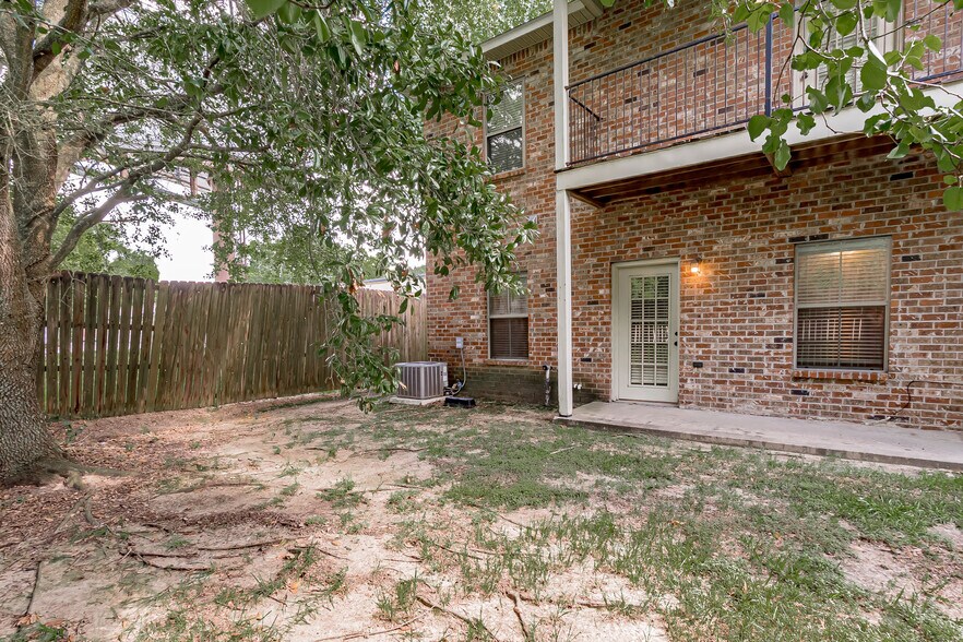 Building Photo - 828 Meadow Bend Dr