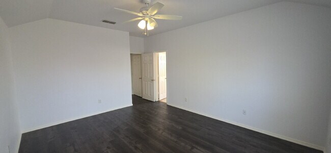 Building Photo - Large 4 Bedroom in Kennedale ISD