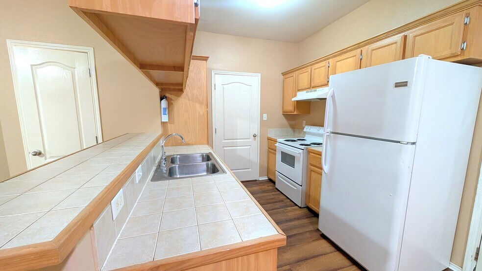 Building Photo - 808 W Arroyo Park Ln