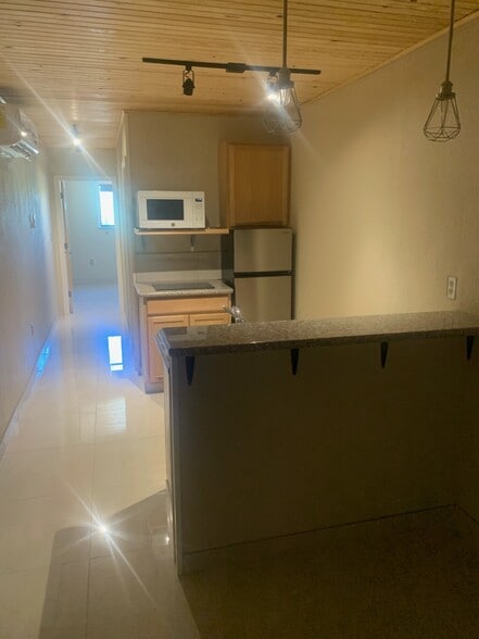 Building Photo - 1116 Lakeshore Dr