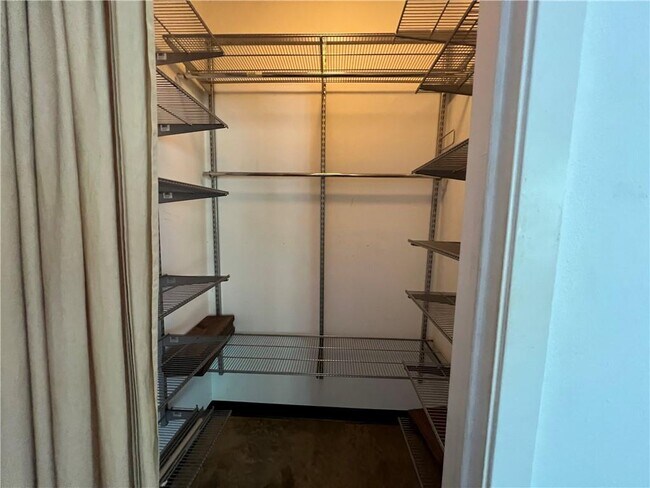 Building Photo - 2401 E 6th St