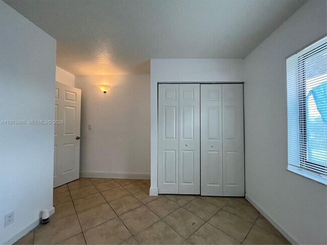 Building Photo - 3720 N Pine Island Rd