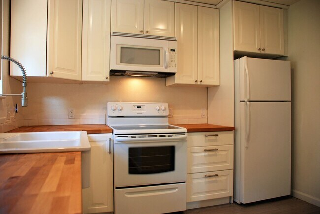 Building Photo - 52 Tamalpais Ave