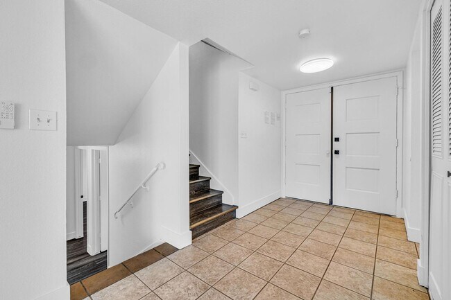 Building Photo - 6 bed/ 3.5 bath