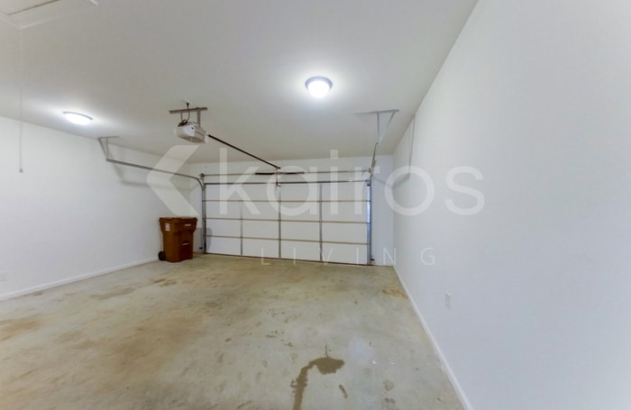 Building Photo - 102 White Water Ln