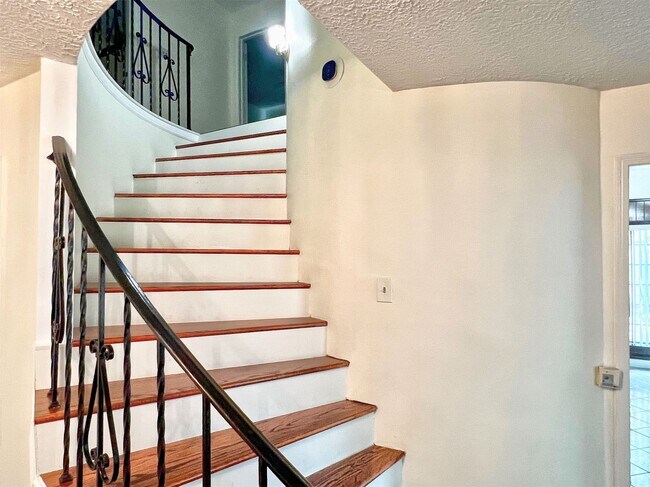 Building Photo - 16902 Summit Oaks Ln