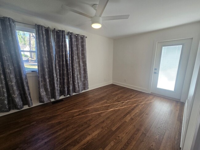 Building Photo - Fully remodeled 3br/2.5ba in Holston Hills