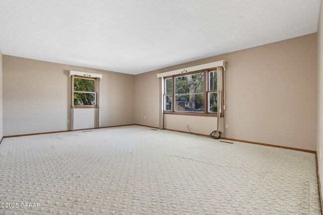 Building Photo - Spacious 4 Bedroom Home with 3 Stall Garage Grand Forks