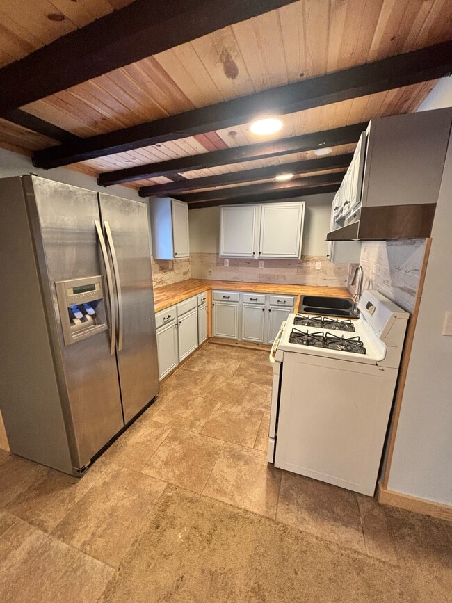 Building Photo - 815 Salmon Ave